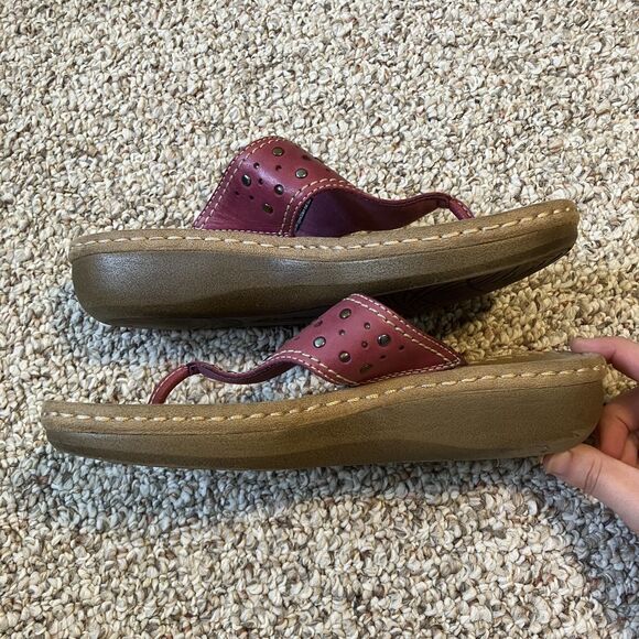 Clarks Womens Thong Sandals Size 7 M Pink Studded Leather Low Wedge Slip On - Picture 5 of 11